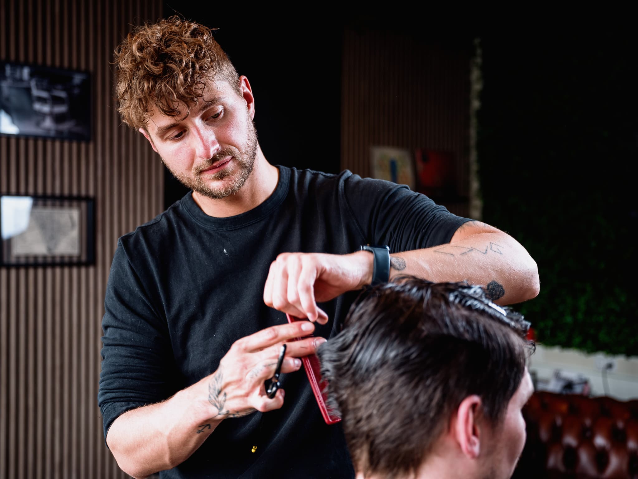 Barbershop fotografie Nieuwegein - Crow Barbers branding foto tijdens het scheren - Jeffrey Roos Fotografie