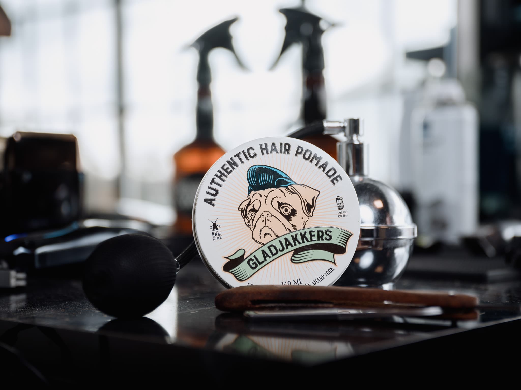 Stoere barbershop fotografie - professional tijdens het scheren - branding Crow Barbers