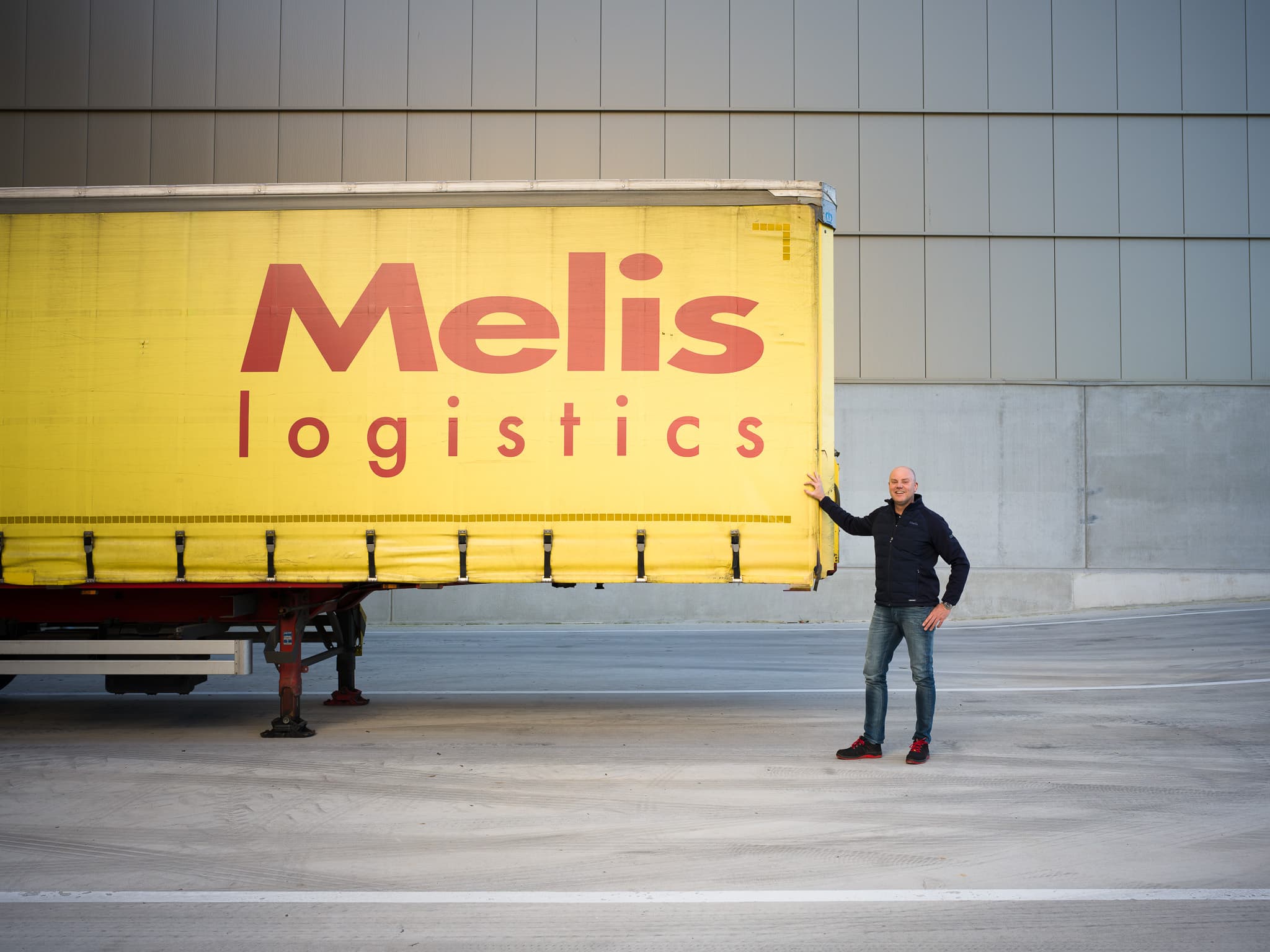 Directeur transportbedrijf Melis Transport op dak distributiecentrum Duiven