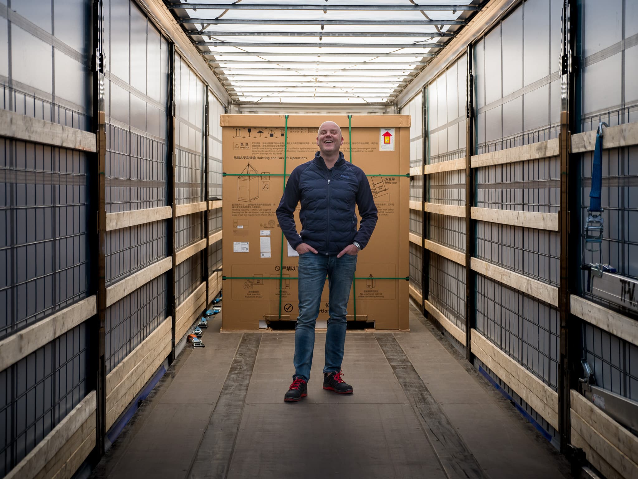 Bedrijfsfotografie warehouse Melis Transport tussen stellingen en pallets