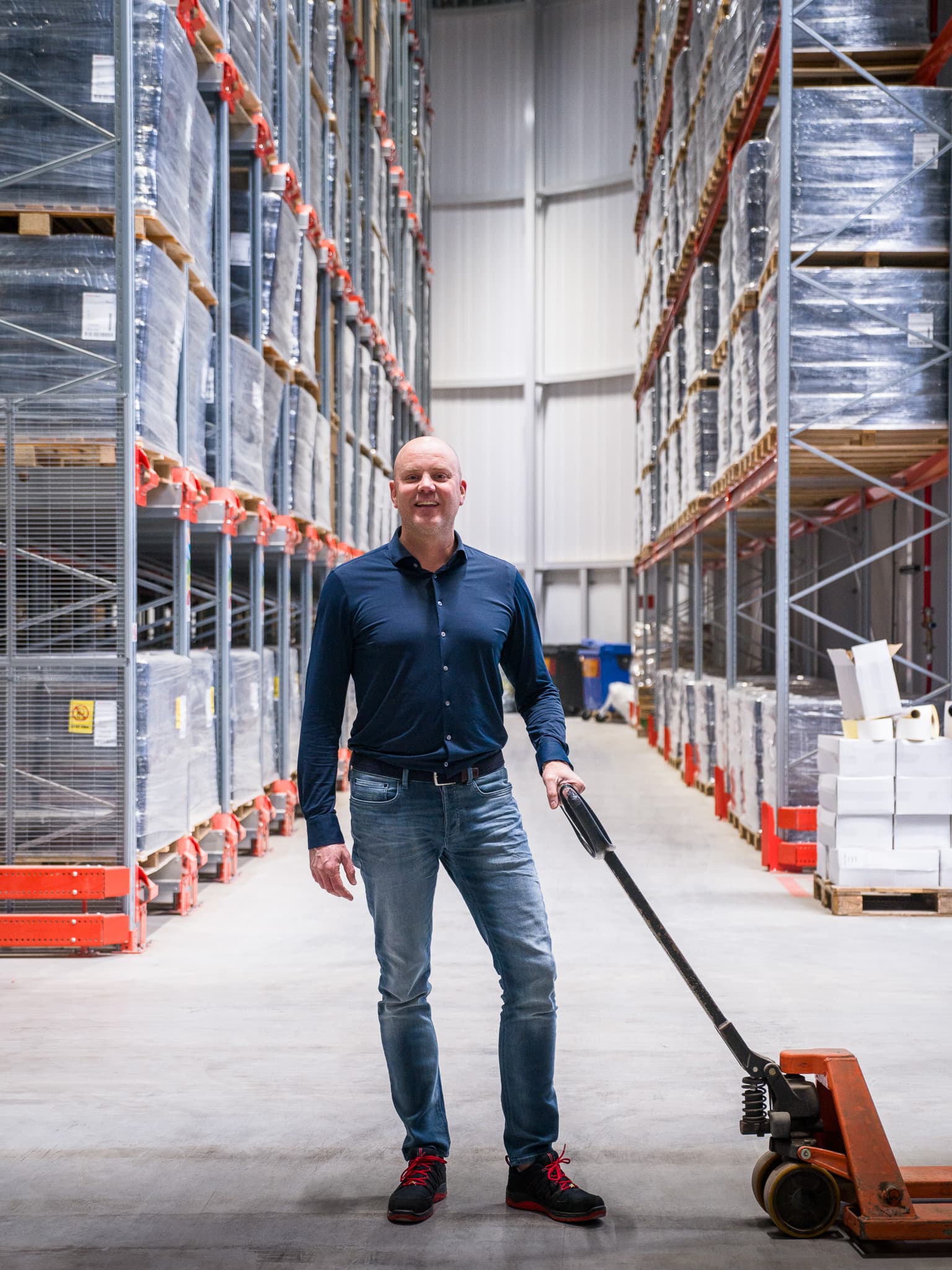 LinkedIn profielfoto directeur Nick van Melis Transport in modern kantoor