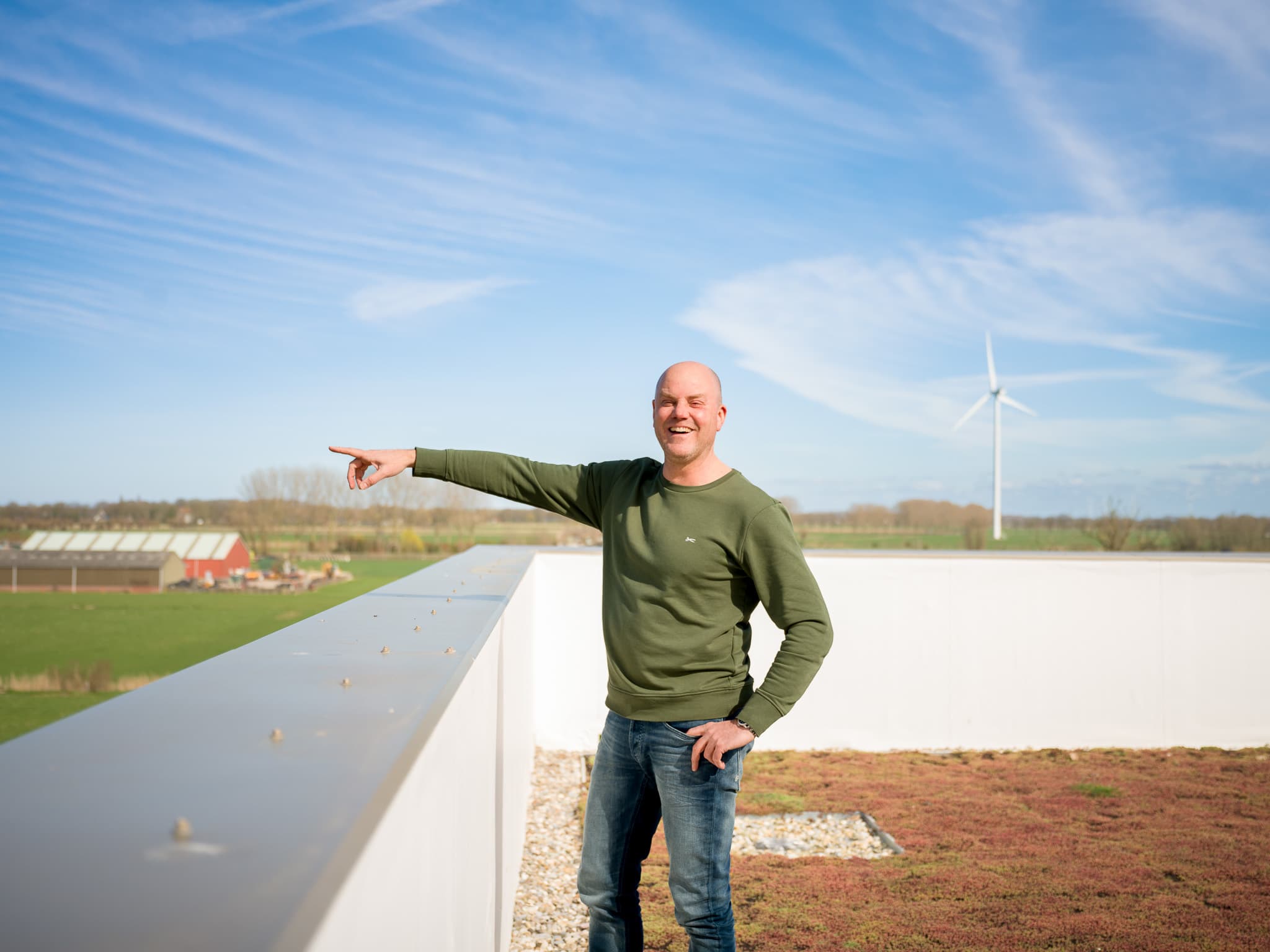Bedrijfsfotografie moderne warehouse met groene velden op achtergrond