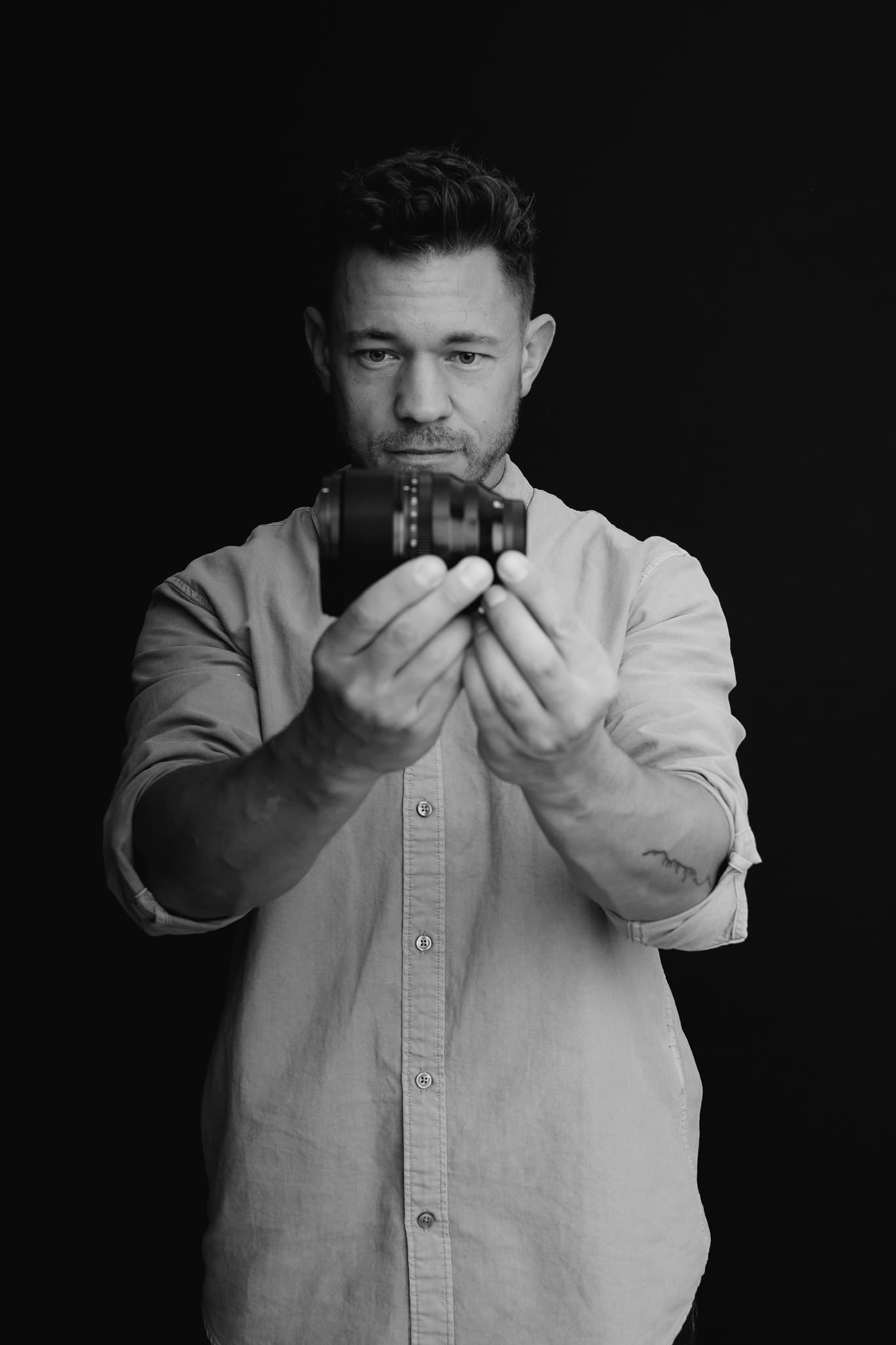 Jeffrey Roos met Fujifilm camera — bedrijfsfotograaf Den Haag en Utrecht