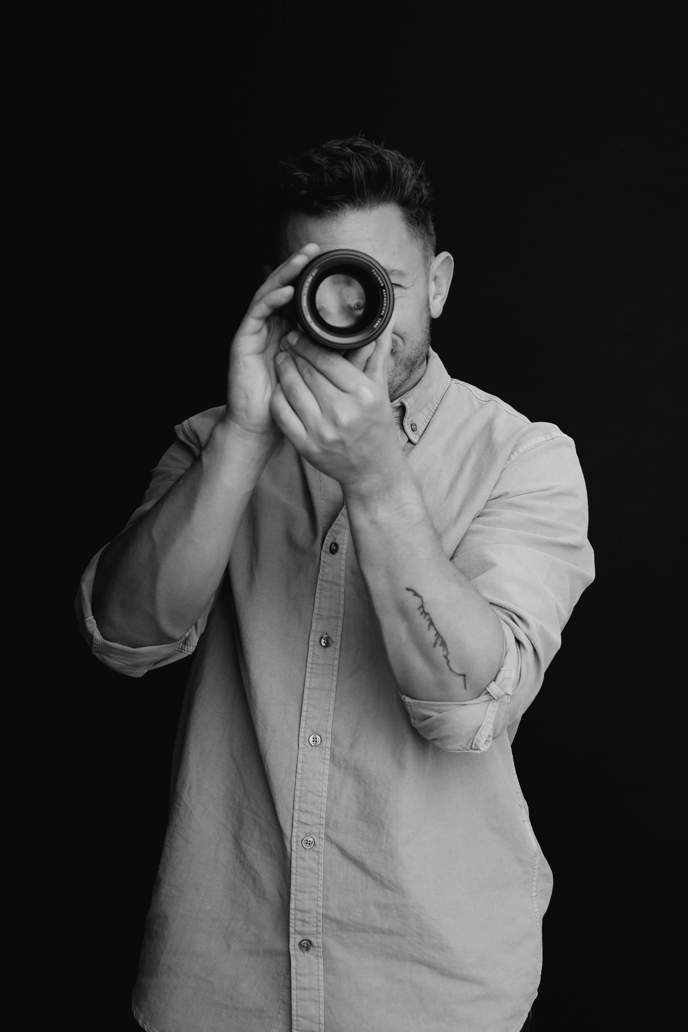 Jeffrey Roos kijkt door cameralens — creatieve fotograaf voor ondernemers