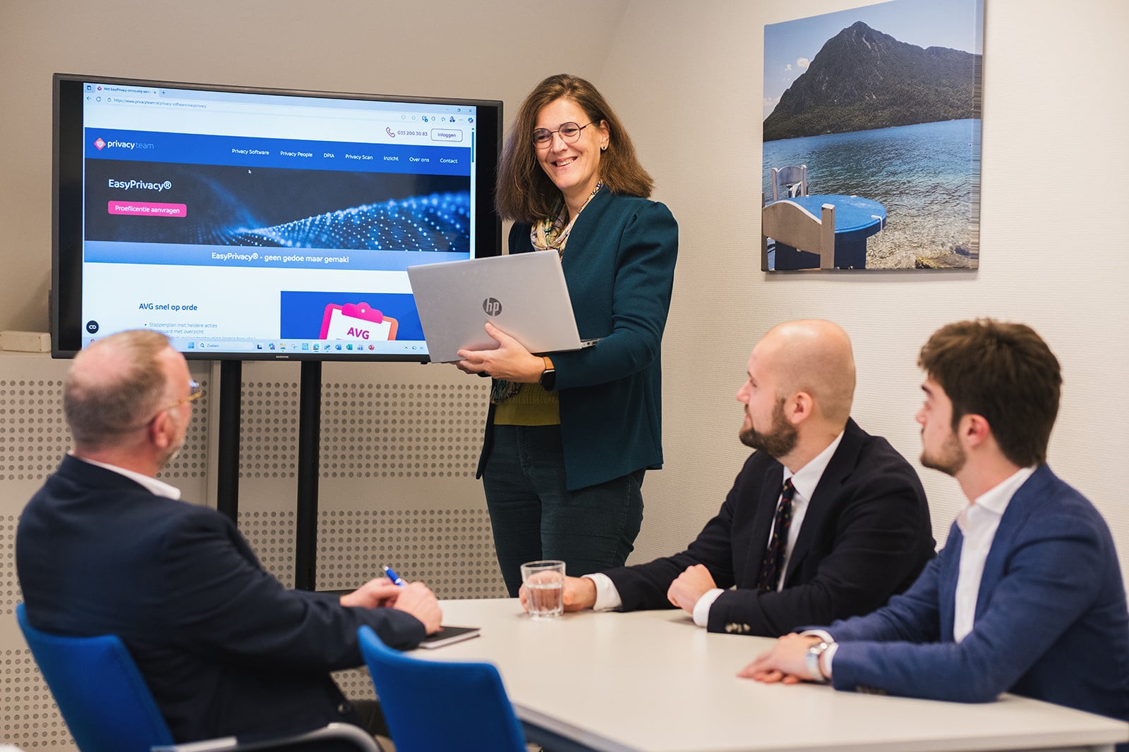 Vrouwelijke presentator geeft bedrijfspresentatie in moderne vergaderruimte documentaire fotografie