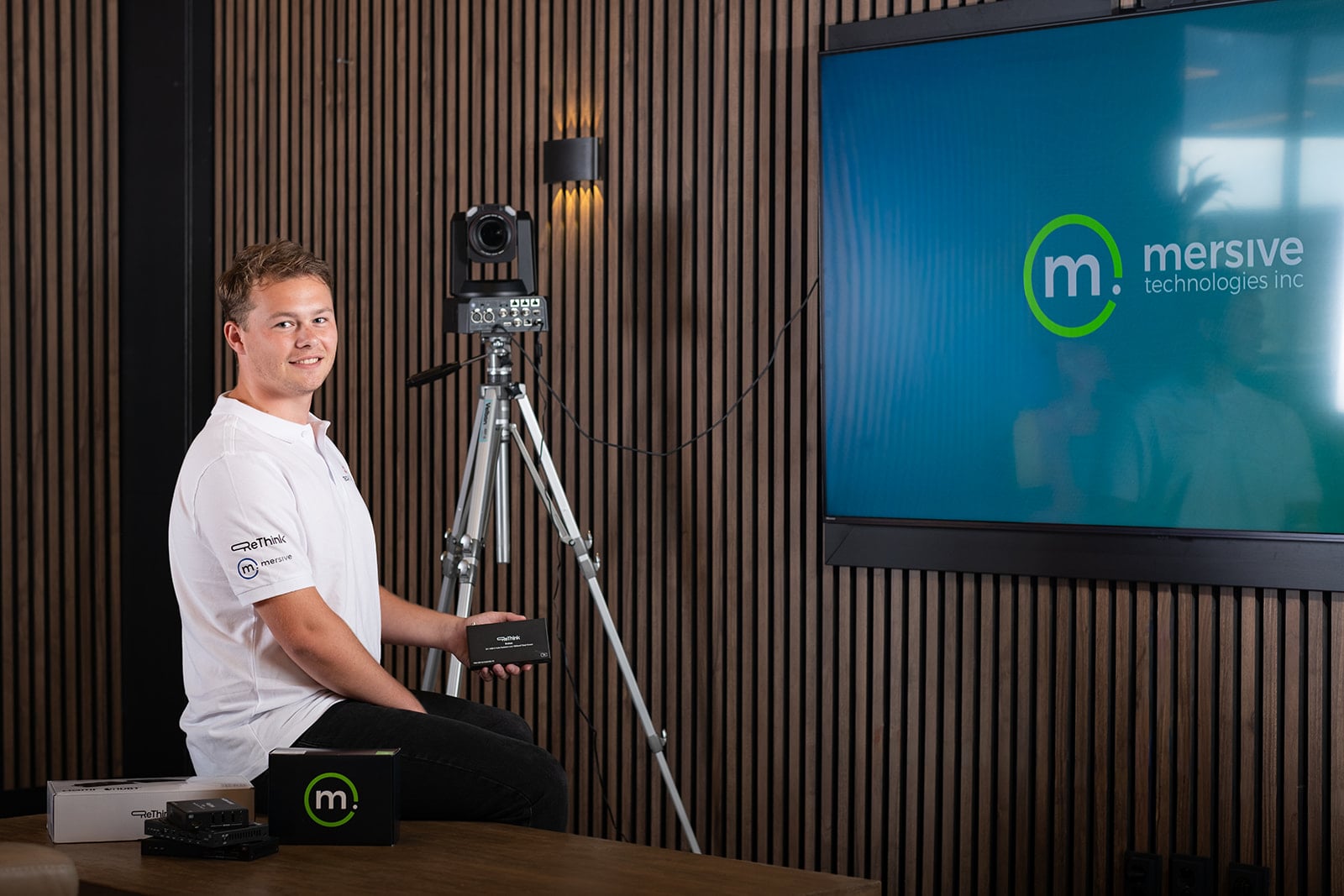 Technicus met professionele camera opstelling tijdens bedrijfsevenement fotografie