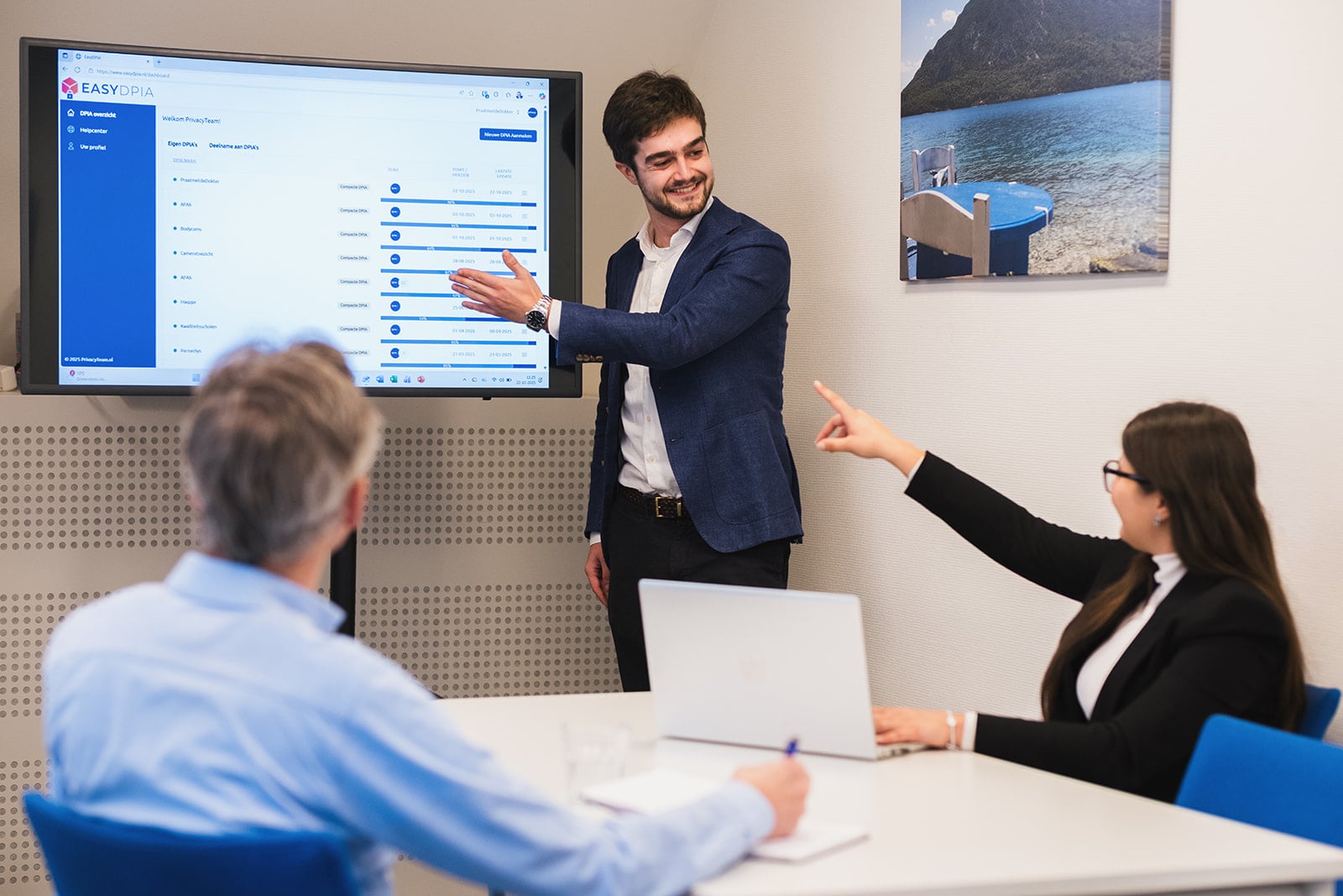 Jonge zakenman geeft interactieve presentatie aan collega's bedrijfsdocumentaire Utrecht