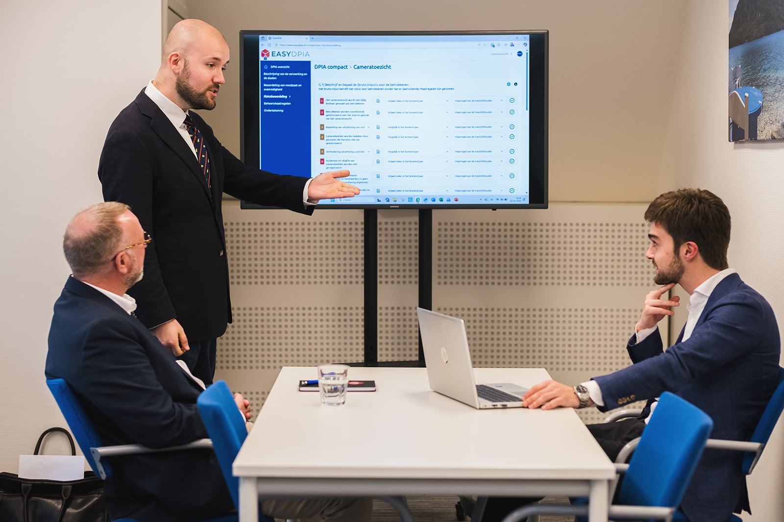 Mannelijke professional presenteert aan scherm tijdens zakelijke bijeenkomst reportage fotografie
