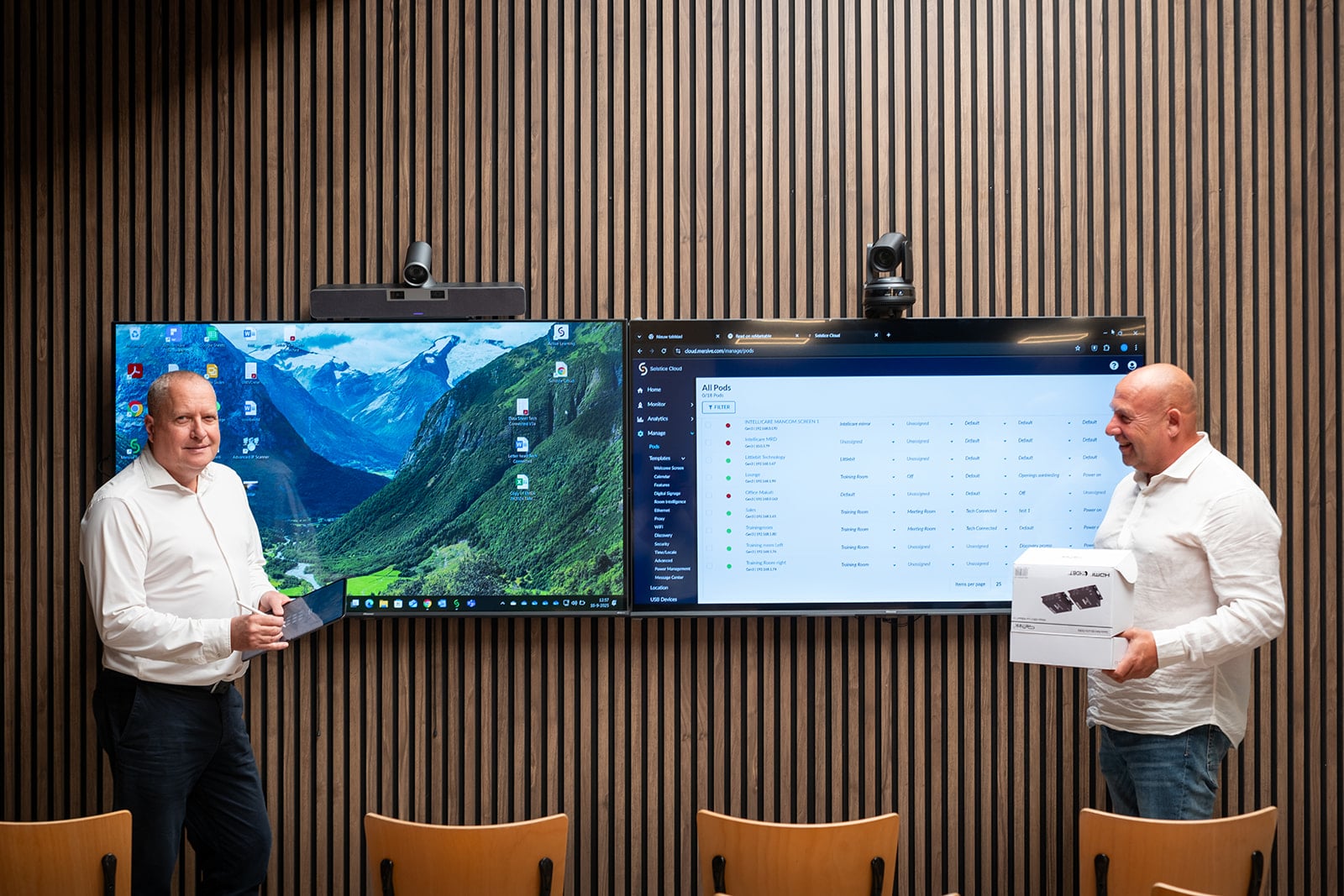 Twee managers bespreken businessdata op groot scherm zakelijke documentaire fotografie