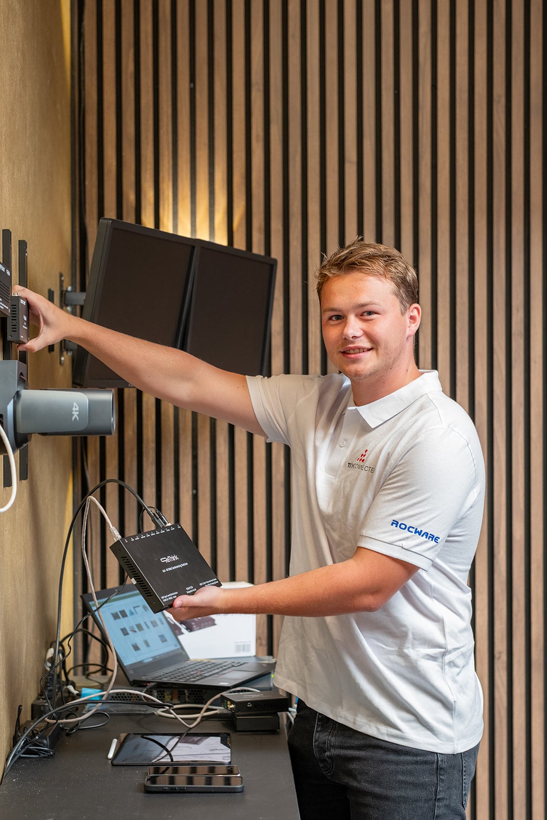 IT specialist werkt met technische apparatuur moderne kantooromgeving reportage