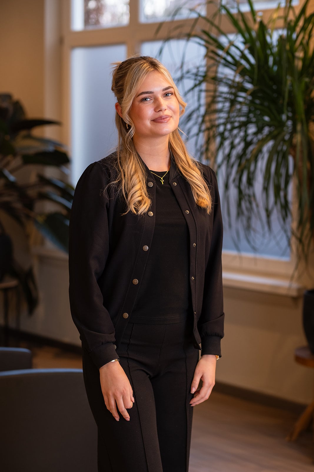 Professionele headshot blonde vrouw in zwart jasje - zakelijke portretfotografie studio Utrecht