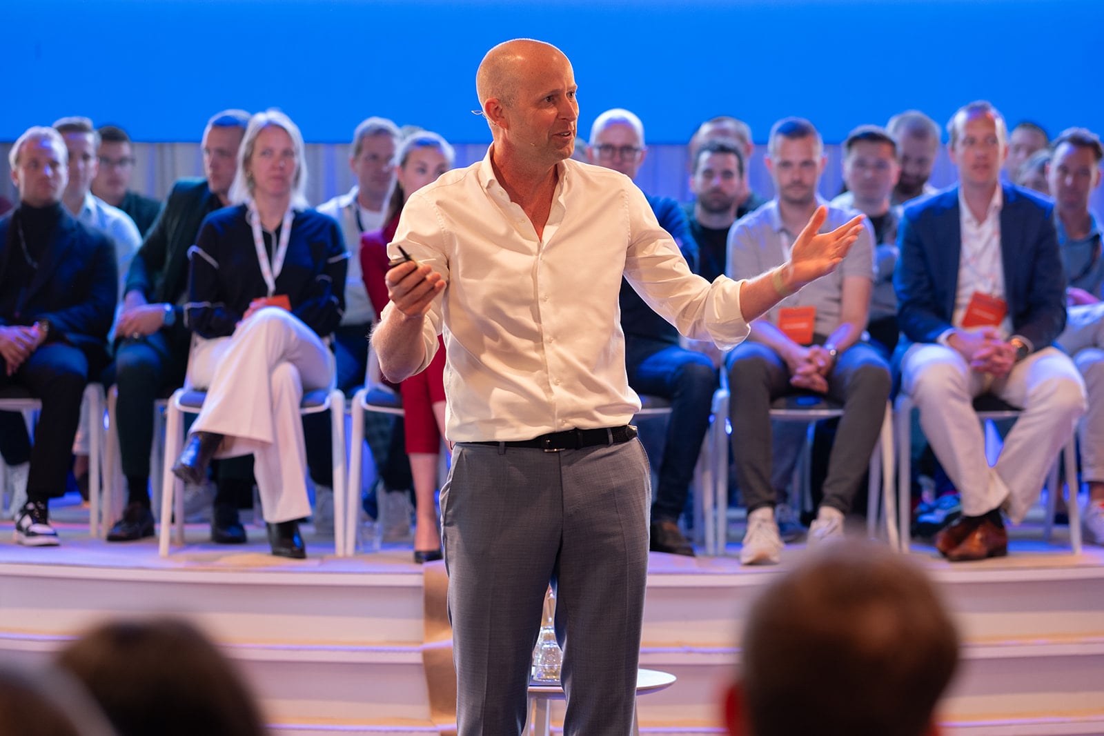 Keynote speaker presenteert voor publiek tijdens zakelijk evenement - evenement fotograaf Utrecht