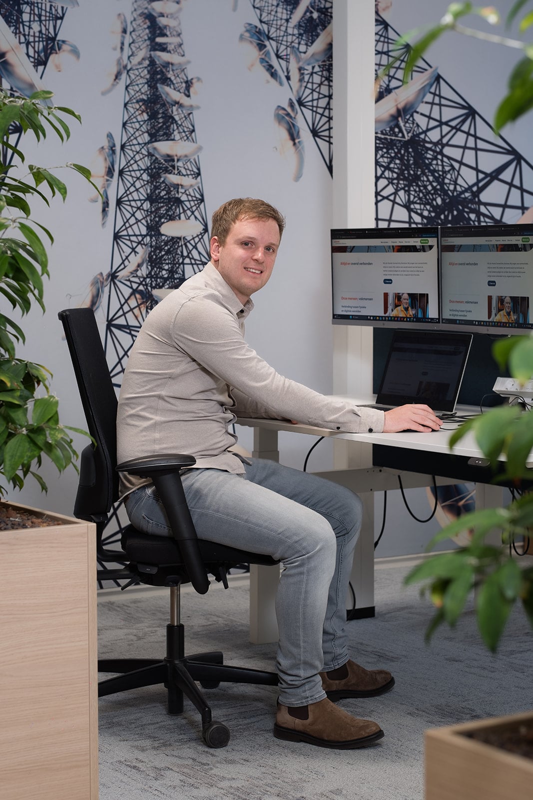 Jonge professional aan bureau met laptop in modern kantoor Utrecht