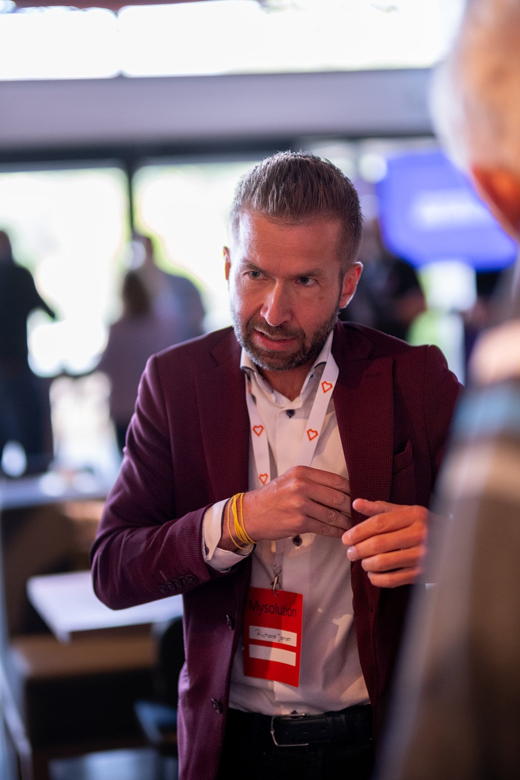 Zakenman met naamkaartje tijdens professionele conferentie - evenement fotografie