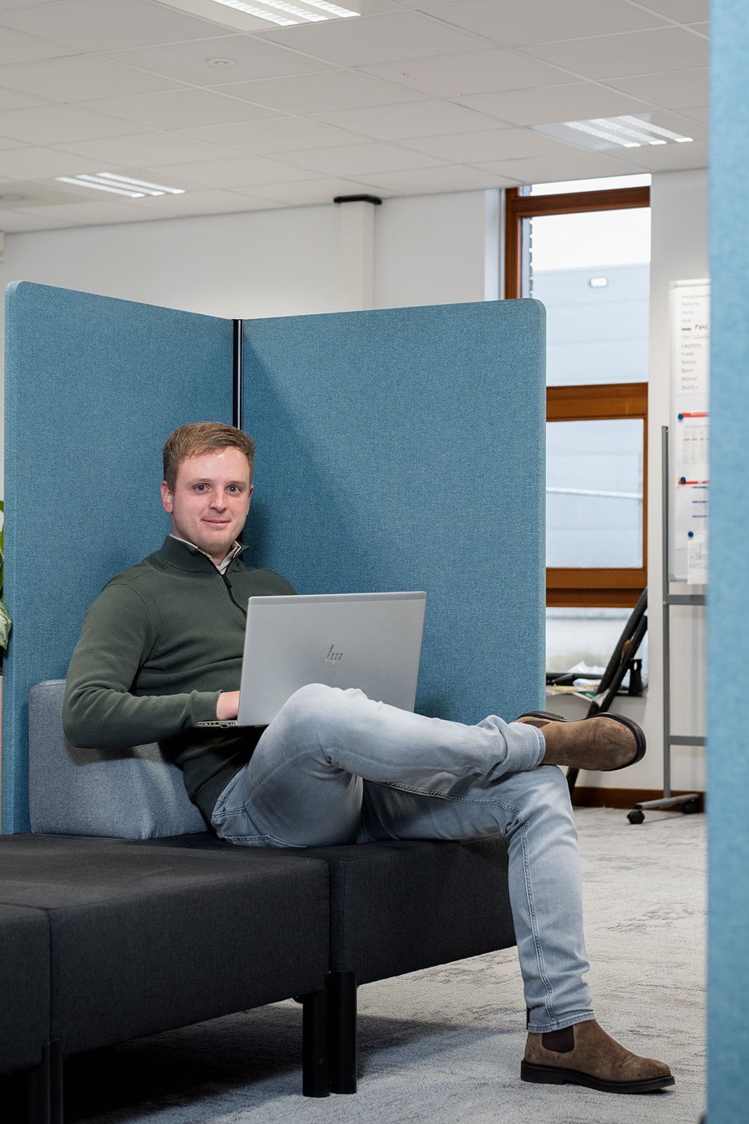 Zakelijke medewerker met laptop in flexwerkruimte corporate fotografie