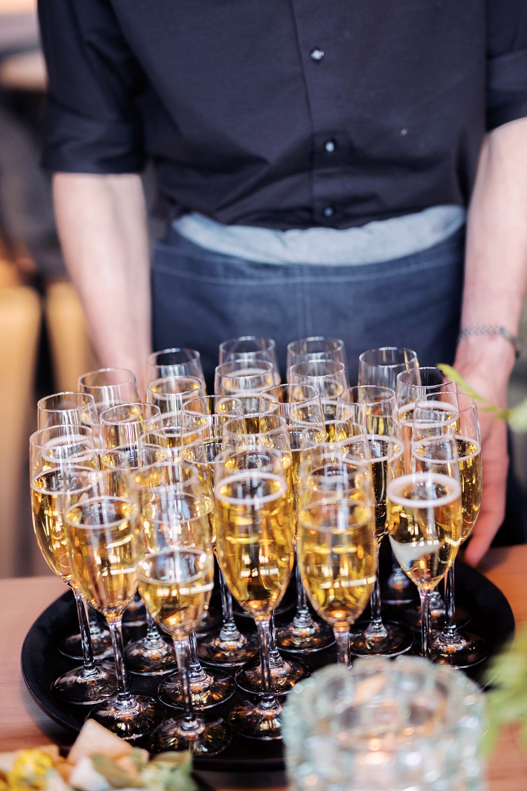 Ober serveert champagne glazen op dienblad tijdens corporate gala evenement