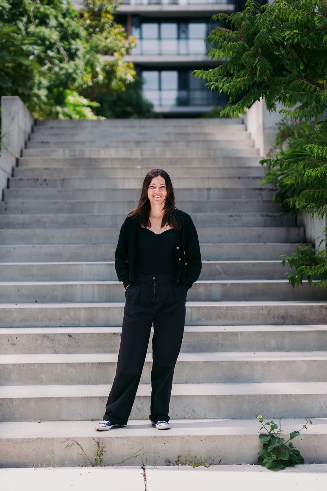 Headshot donkerharige vrouw lachend in zwarte kleding - LinkedIn portretfotografie Utrecht