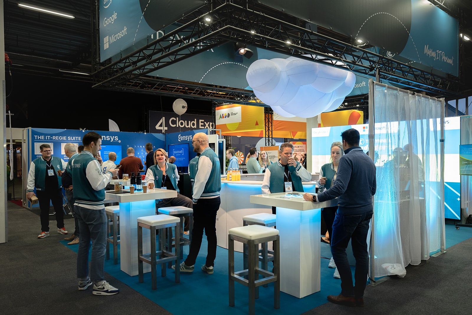 TD Synnex beurstand met medewerkers in bedrijfsvesten op druk Cloud Expo evenement