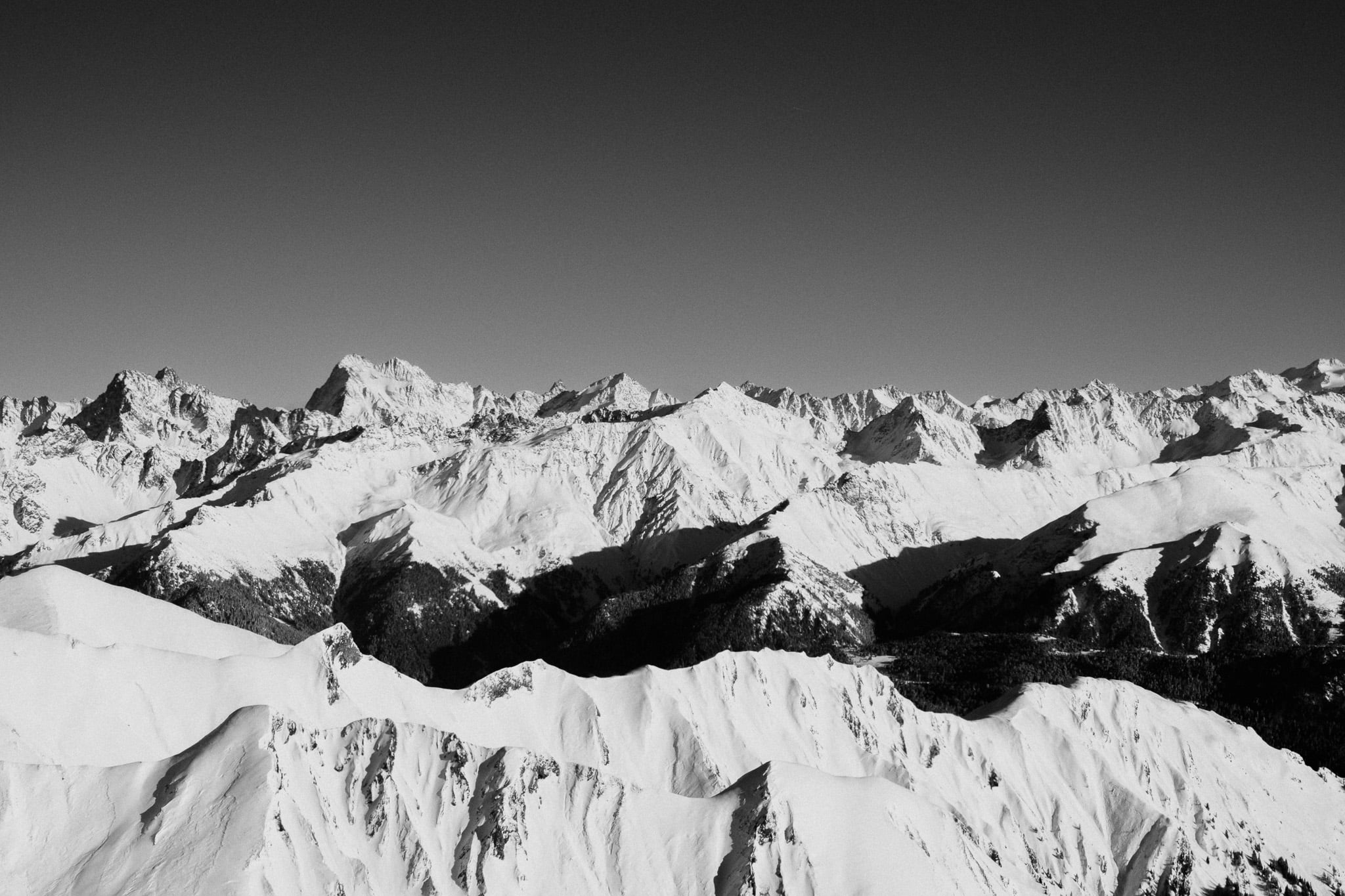 Uitgestrekt Alpen panorama met sneeuwtoppen horizon - majestic bergketen overzicht