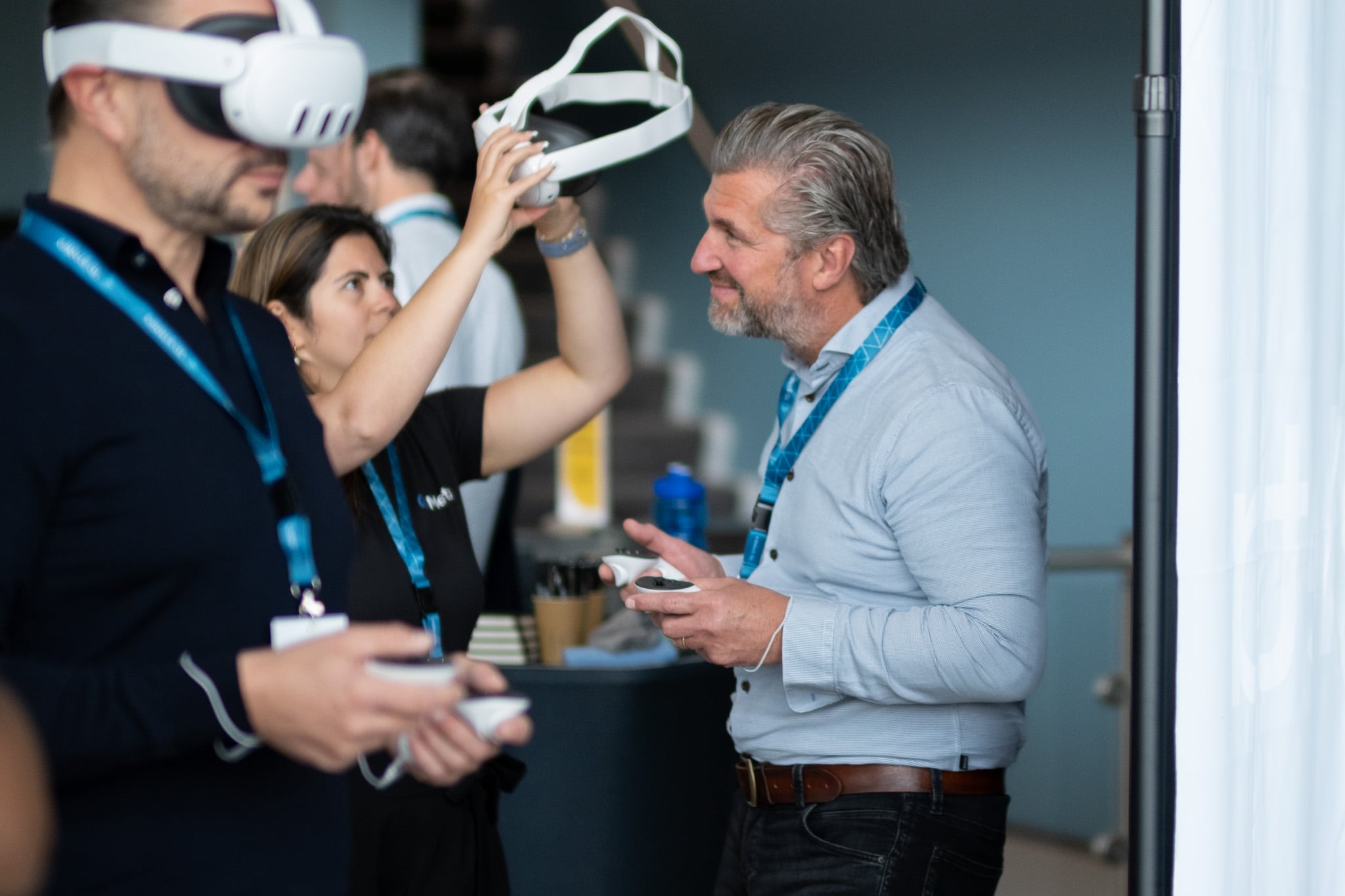 VR-brillen demonstratie op tech evenement met professionals in ontspannen bedrijfskleding