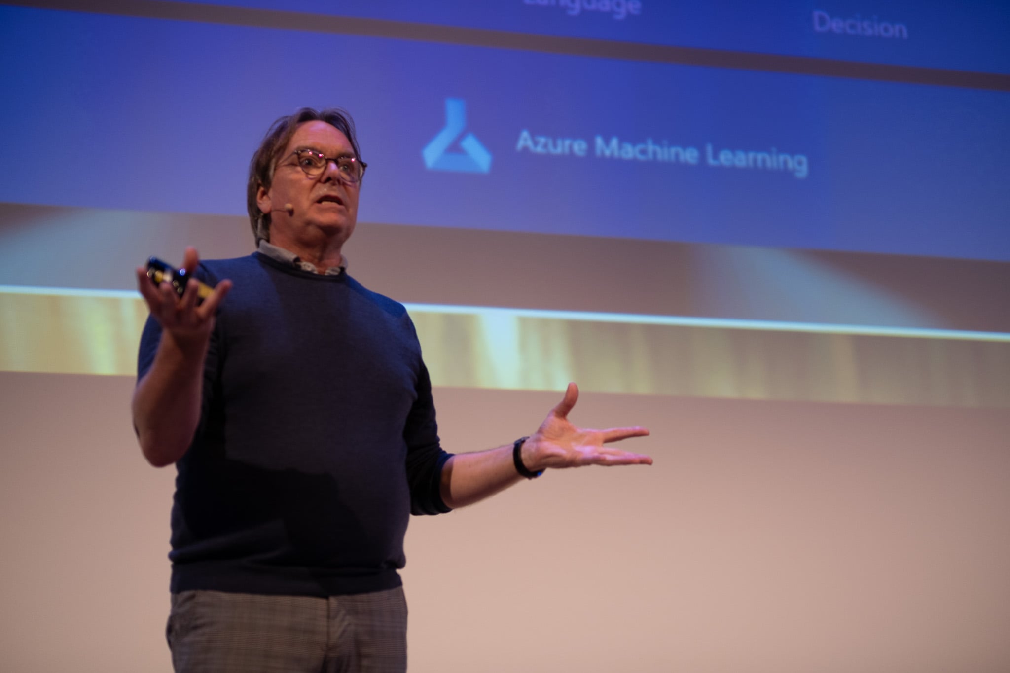 IT-expert in casual blauwe trui presenteert Azure Machine Learning voor publiek