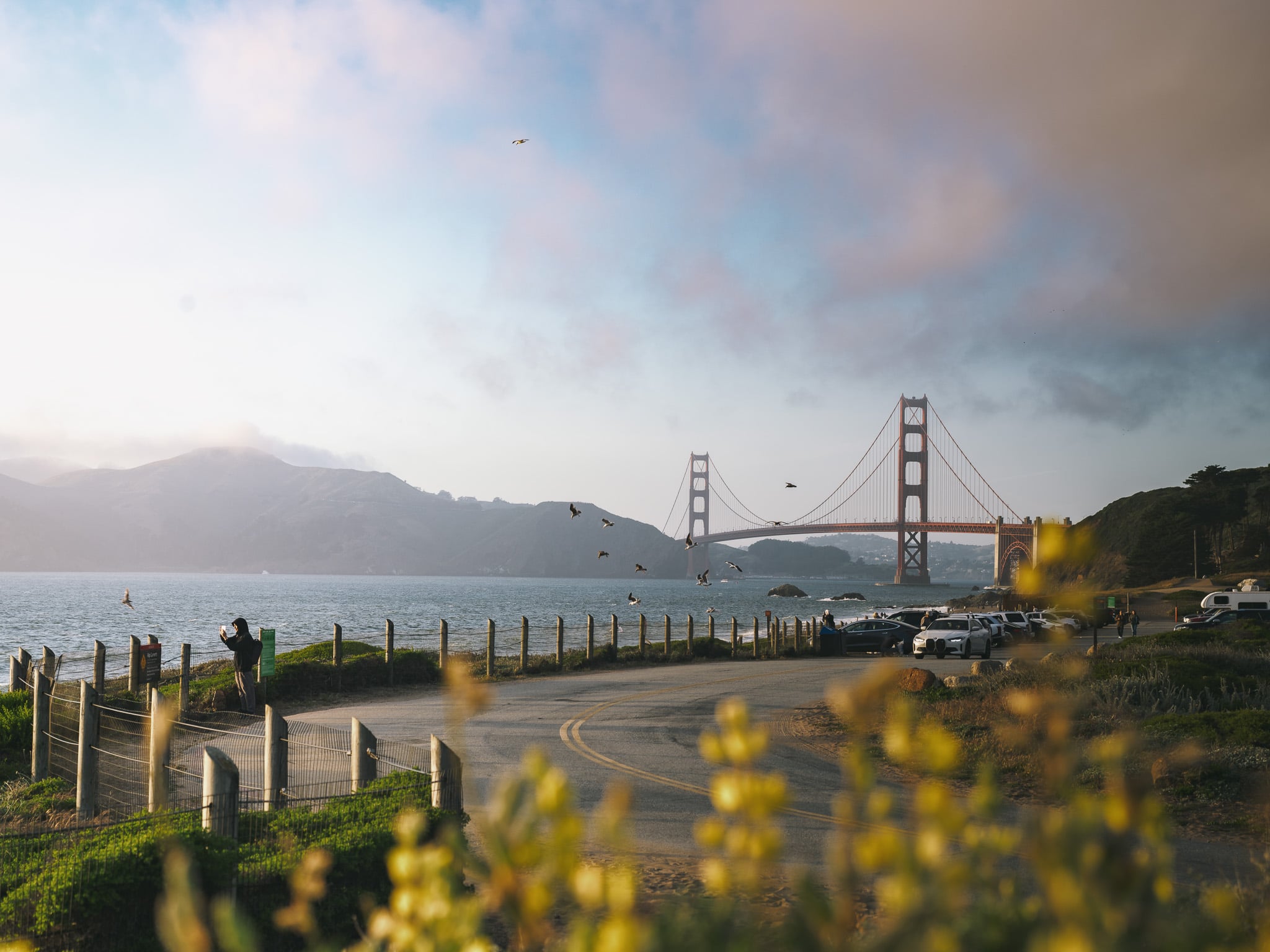 Kustweg met parkeerplaats en uitzicht op de Golden Gate Bridge in de vroege ochtendmist