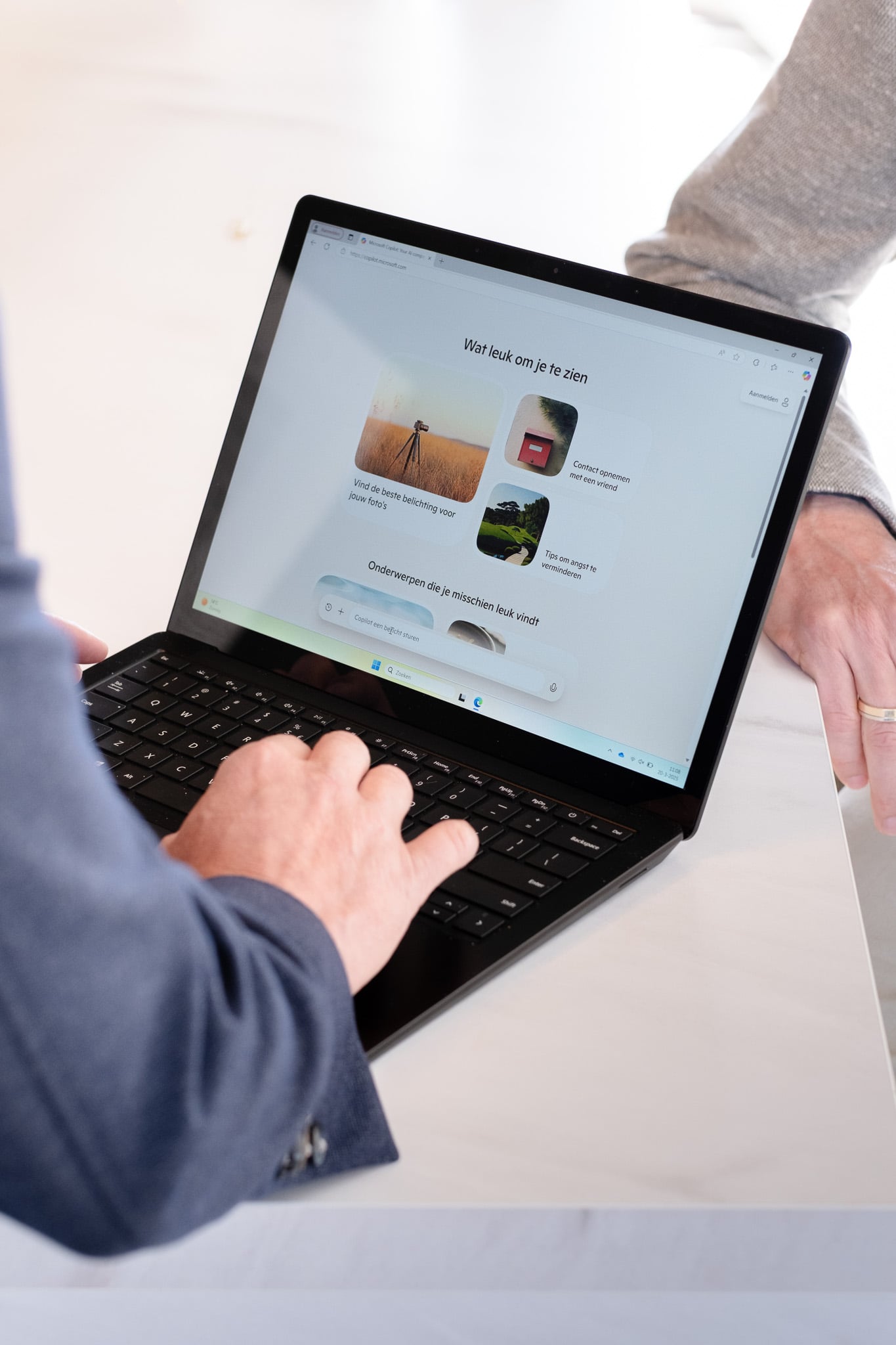 Zakenman in blauw pak werkt geconcentreerd op laptop tijdens professionele bedrijfsshoot