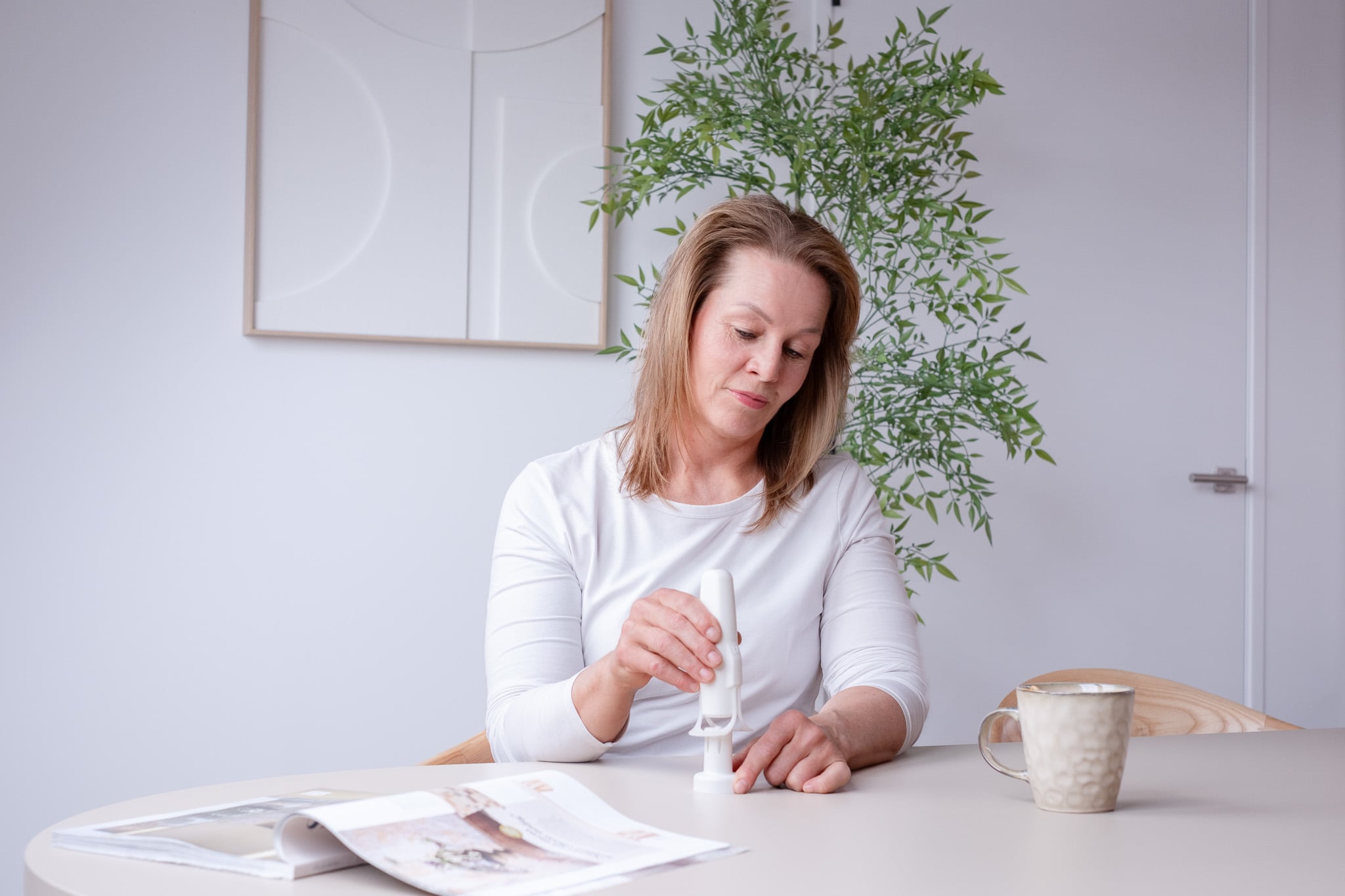 Model test Upatch skincare product in minimalistisch interieur met groene plant op achtergrond