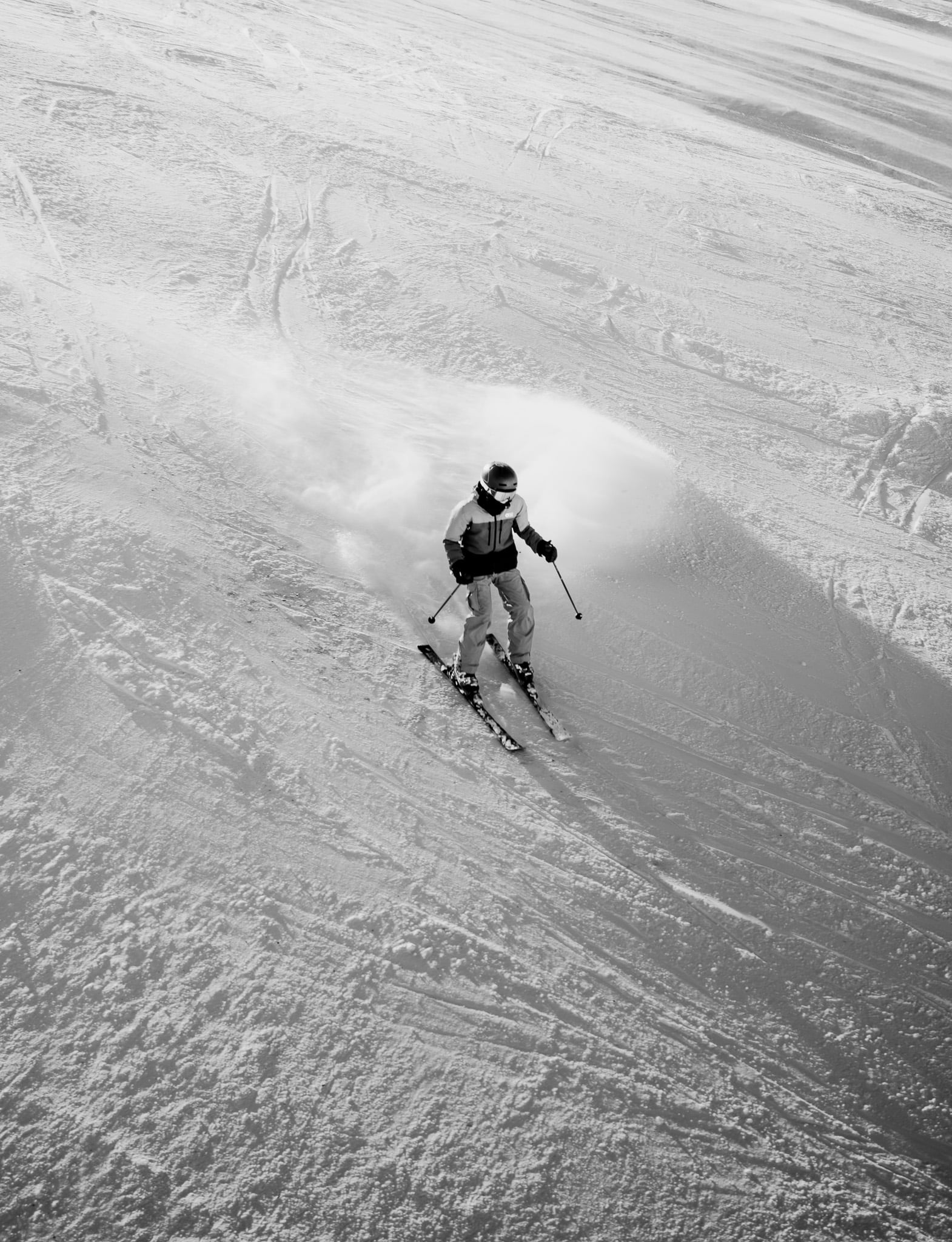 Skiër in actie met poederwolk op besneeuwde piste - dynamische wintersport fotografie