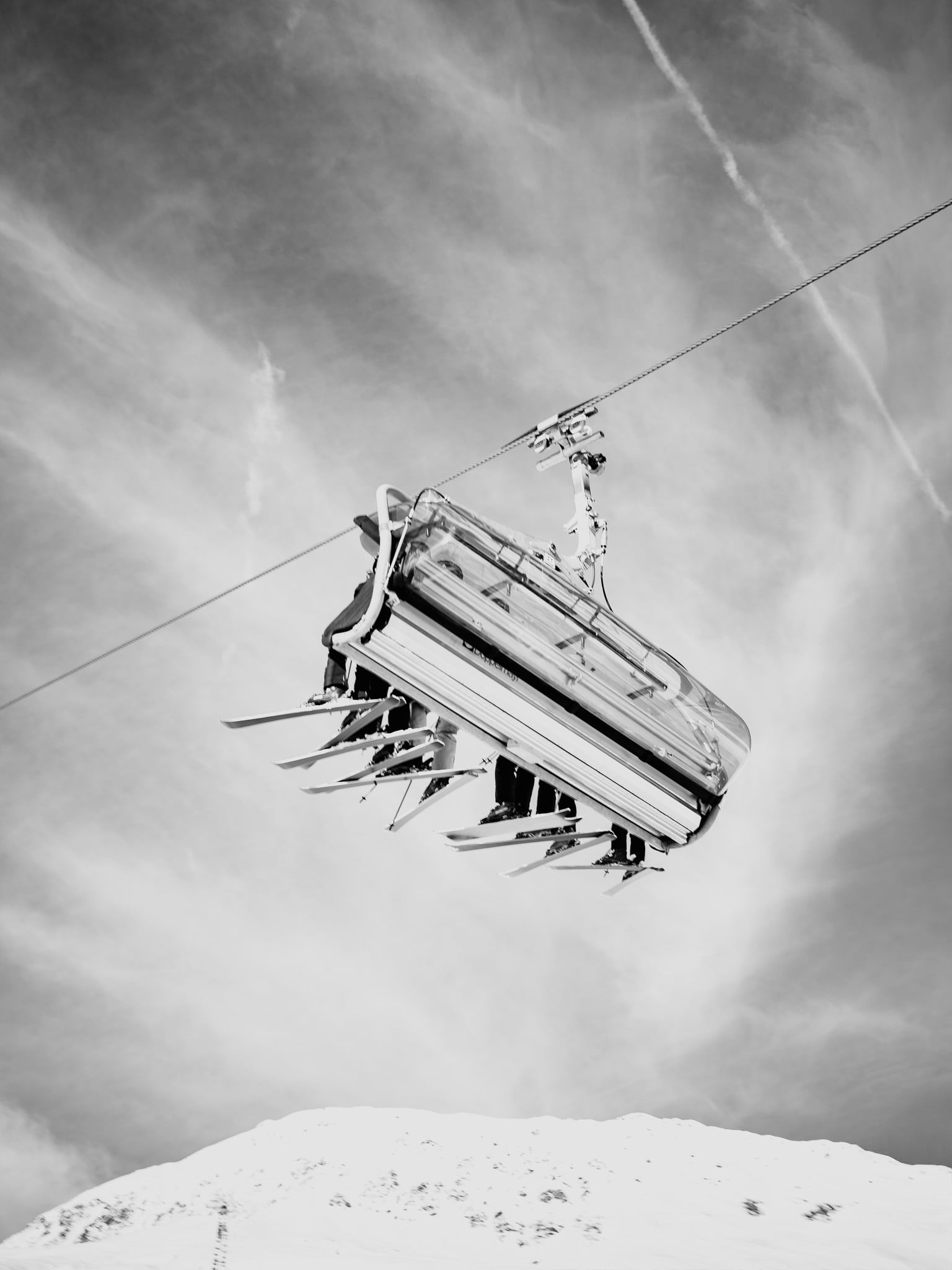Skiërs in stoeltjeslift boven besneeuwde bergtoppen - wintersport fotografie Oostenrijk