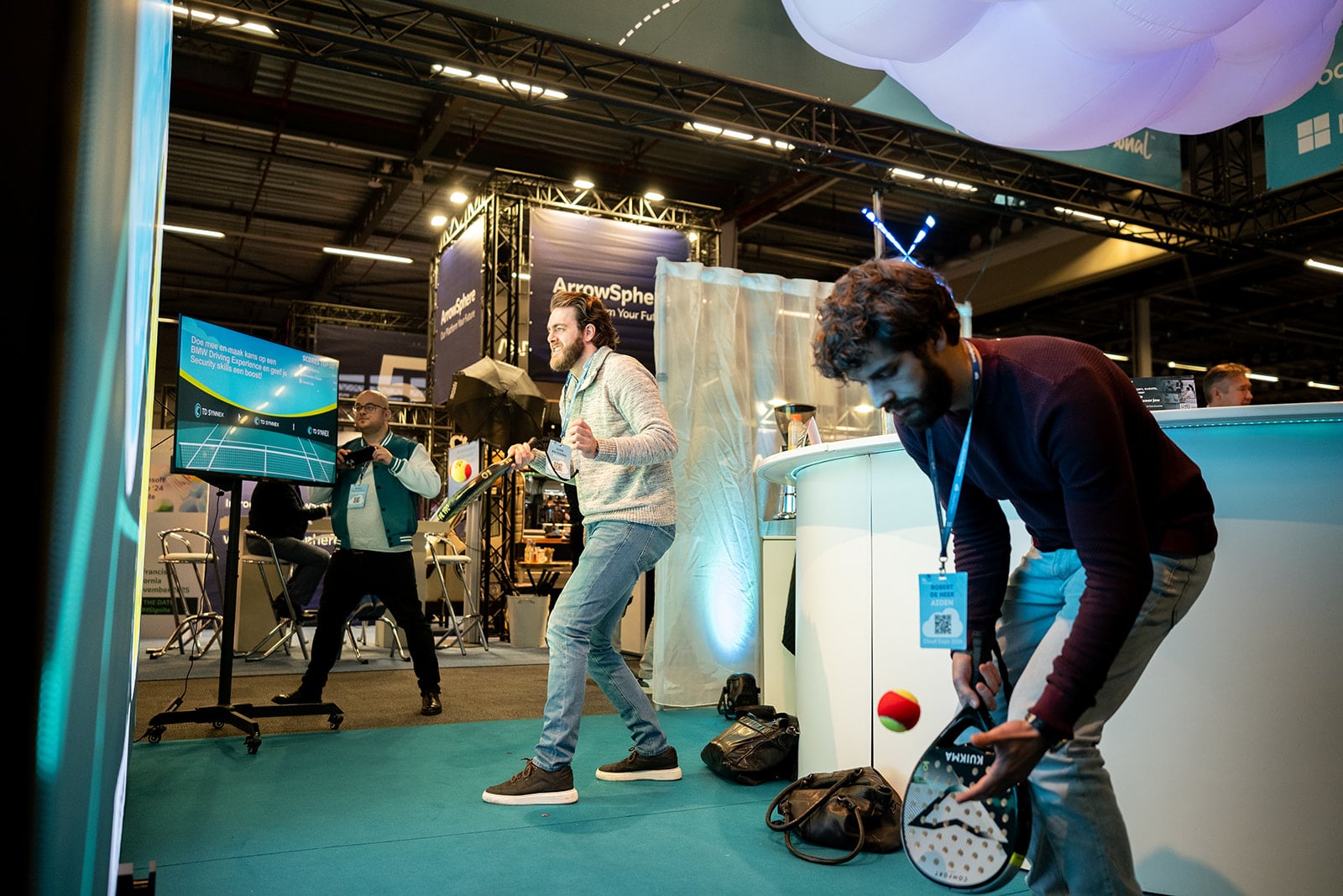 Tech professionals spelen padel op Microsoft evenement met interactieve beurs displays