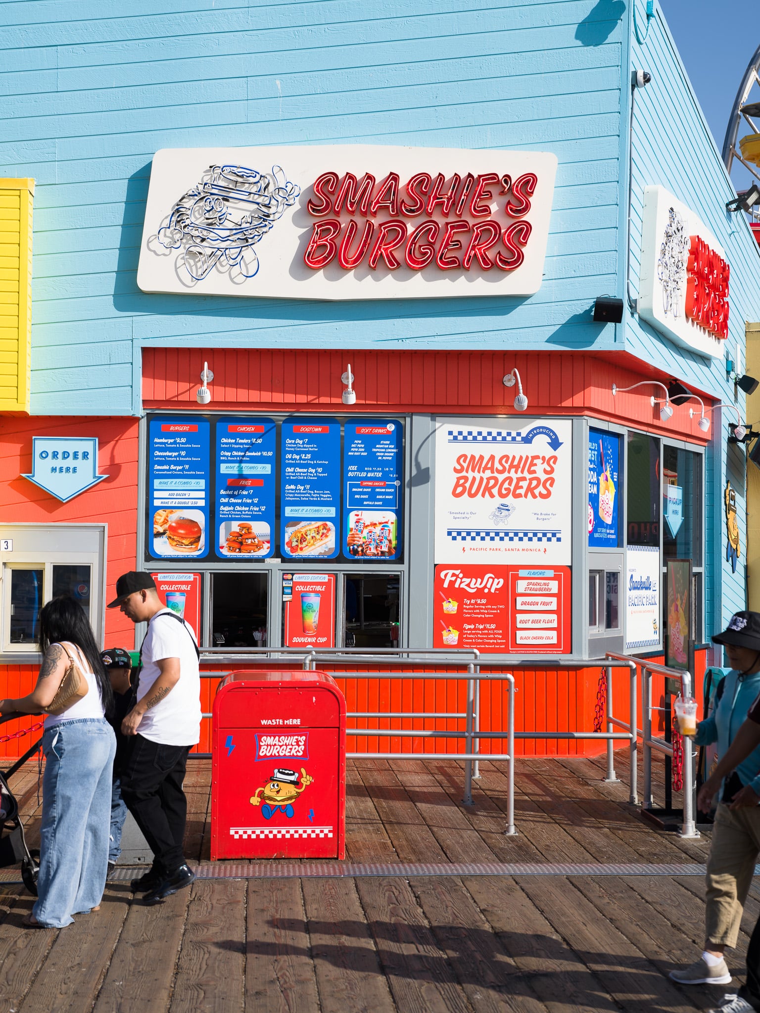 Retro gevel van Smashie's Burgers met neonverlichting en menuborden op de pier van Santa Monica