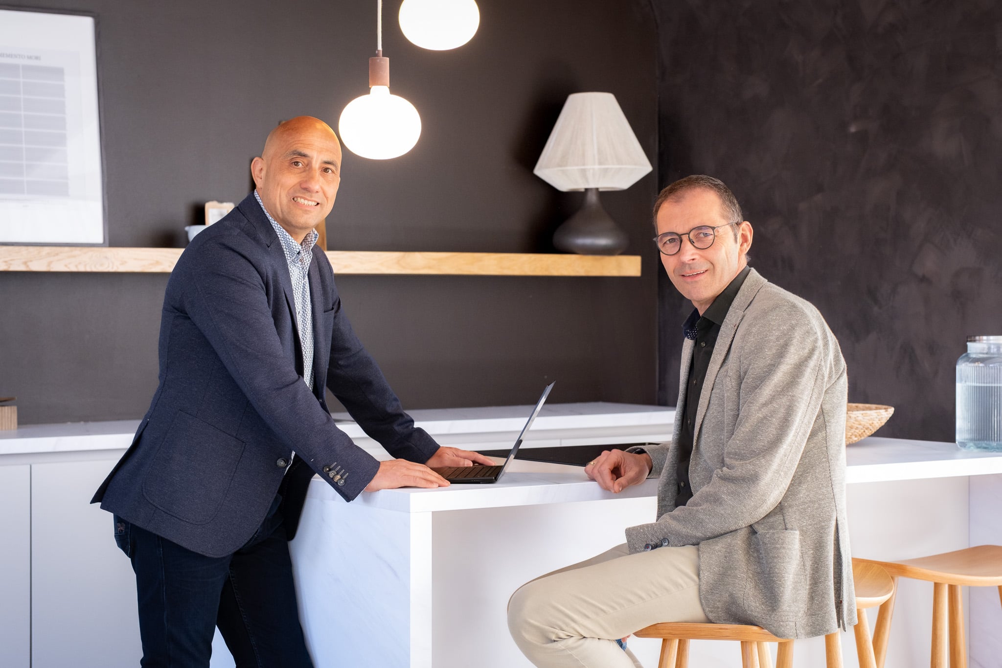 Zakelijke mannen in pakken werken samen aan laptop in modern kantoor Rotterdam bedrijfsfotografie