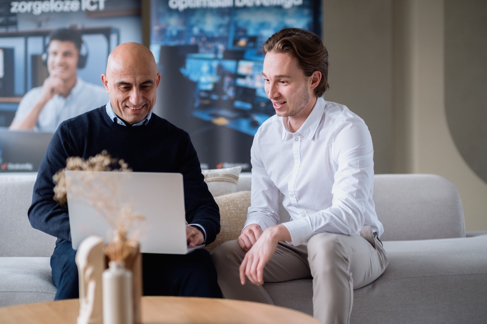 Twee zakenmensen in gesprek op kantoor tijdens zakelijke reportage fotografie Utrecht
